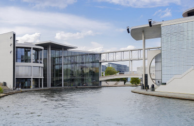 位于柏林米特政府区的River spree，带有现代建筑Paul-Loebe-Haus和Marie-
