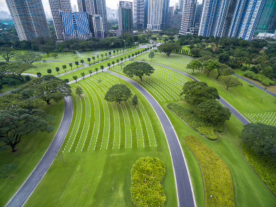 马尼拉美国人公墓和纪念馆。位于Fort Bonifacio，塔圭市，大马尼拉。它是二战期间阵亡美军人