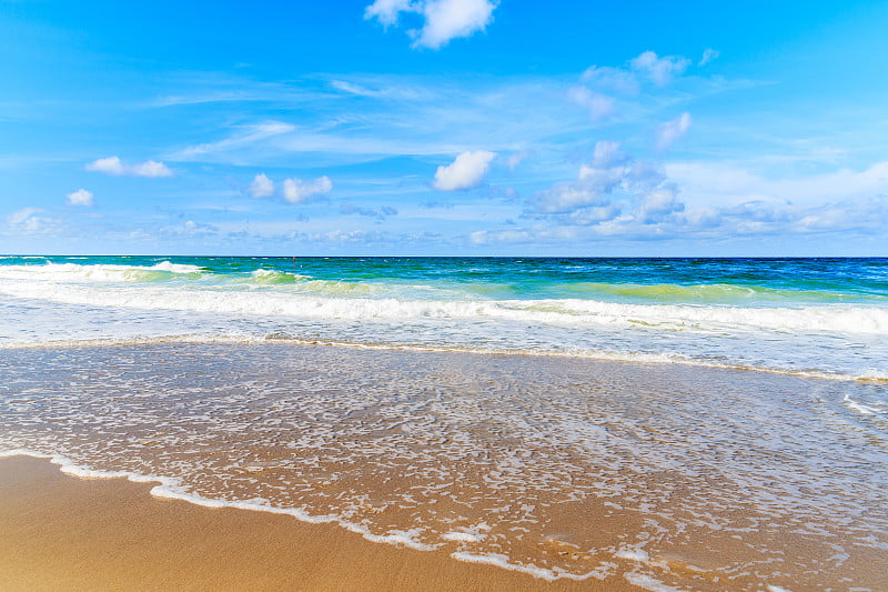 美丽的海浪在Kampen海滩在晴朗的夏日，Sylt岛，北海，德国