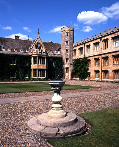 英国剑桥大学三一学院。