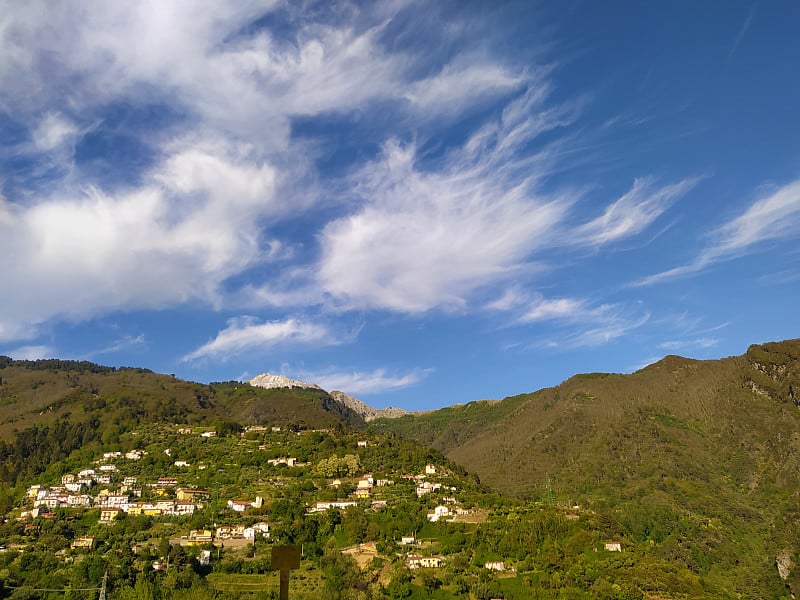 在马萨卡拉葱郁的群山之间，可以看到阿普安阿尔卑斯山的全景和蓝色的大海