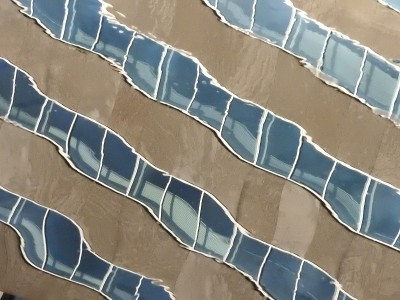 反映建筑在流水、流水和河流中。快门，高速摄影。建筑运动。抽象、艺术和设计