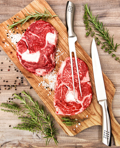 生牛肉，肋眼牛排，香草香料木制书桌