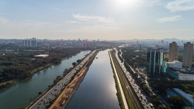 巴西圣保罗的Pinheiros边缘与Pinheiros河和现代建筑的观点