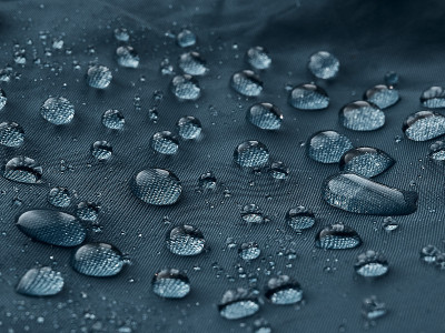 水滴在织物上。