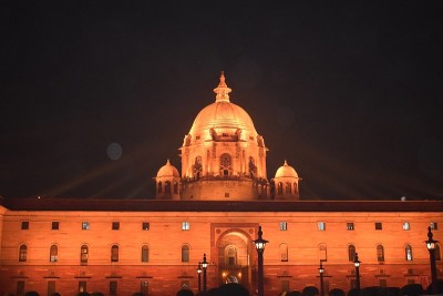 印度德里的Rashtrapati Bhawan五颜六色的夜景，著名的Rashtrapati Bhaw