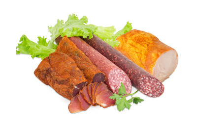 干猪里脊肉，两种不同的香肠和火腿配火鸡