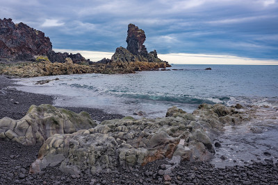冰岛西部的熔岩海滩
