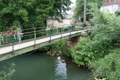 跨越一条小溪的钢桥在Clamecy Nièvre Bourgogne-Franche-Comté