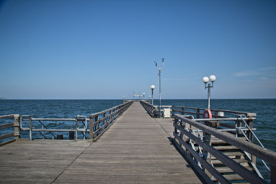 在码头上。在Rügen，粉笔悬崖，海滩，海岸和沐浴胜地宾兹度过美好时光。