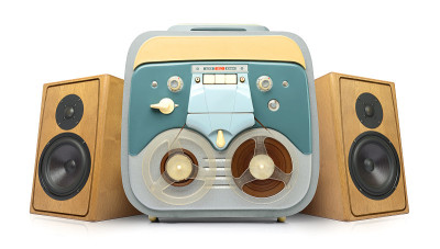 老式模拟录音机磁带和扬声器的白色背景