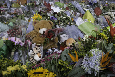 MH17空难后，史基浦机场的泰迪熊和鲜花。