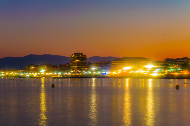 酒店的夜景沿着圣拉斐尔海岸线延伸