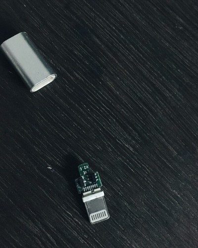 破碎的闪电电缆