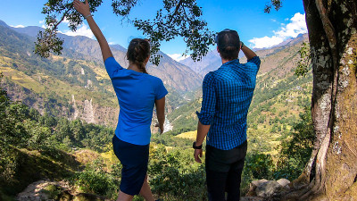 格尔木-一对夫妇正在喜马拉雅山徒步旅行