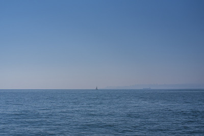 在Valparaíso海上独自航行