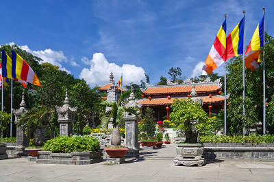 越南南部的一座佛教寺庙。长的儿子宝塔。东方花园，充满活力的花草树木。