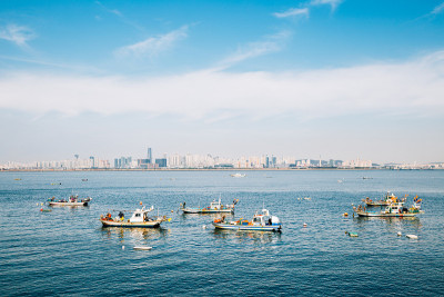 仁川的城市景观和海上渔船从西华潮堤在韩国