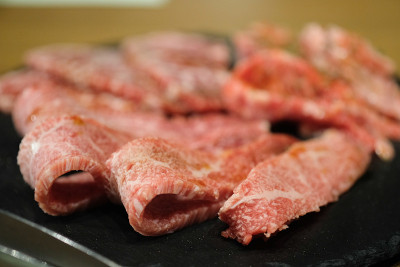 上等日本和牛肉片，准备烧烤