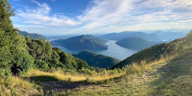 从西格尼奥拉山欣赏卢加诺湖和门德里西托地区的美景