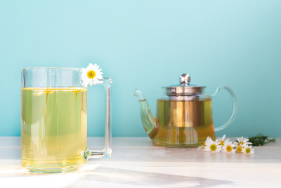 用玻璃杯茶壶和马克杯盛洋甘菊花茶。