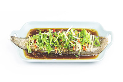中国烹饪清蒸青葱比目鱼