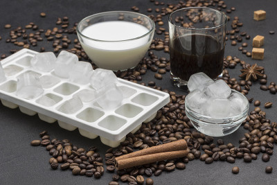 玻璃碗里的冰块，一杯牛奶和一杯咖啡。