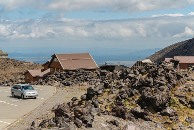 美丽的华卡帕帕村和多云的蓝天。鲁阿佩胡火山，汤加里罗国家公园，新西兰北岛