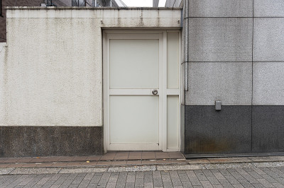 沿街道、墙和门的人行道