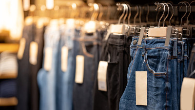 服装店的衣架上挂着牛仔裤