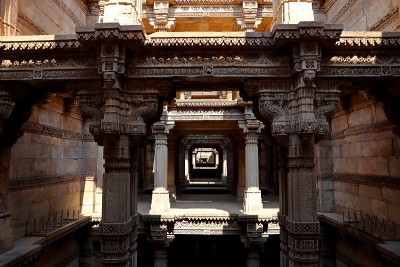 Adalaj stewell是印度古吉拉特邦艾哈迈达巴德附近的Adalaj村的一座印度教建筑。