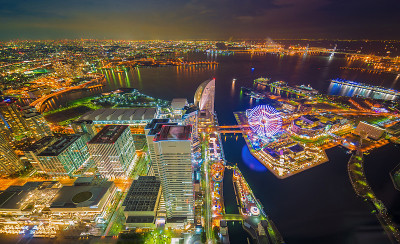 从横滨地标塔俯瞰横滨城市景观和滨水区海湾的空中夜景