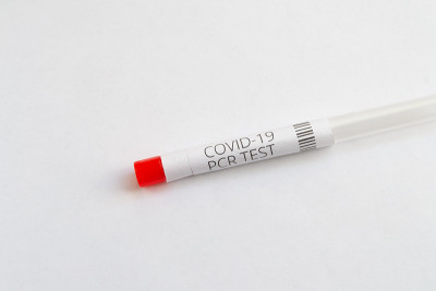 透明红色尖端covid-19管。白色背景上的隔离医疗设备