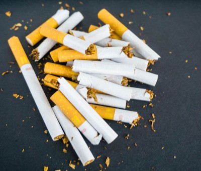 黑色背景上的完整和破碎的香烟