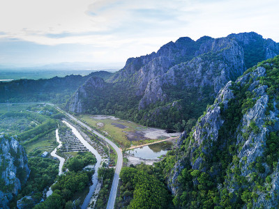 山姆罗伊约国家公园的石灰岩山，