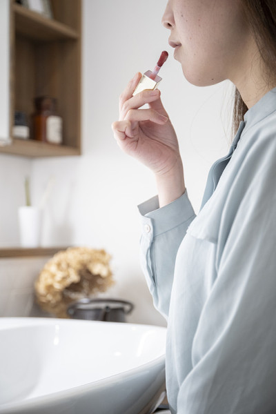 年轻女子在虚荣心中化妆