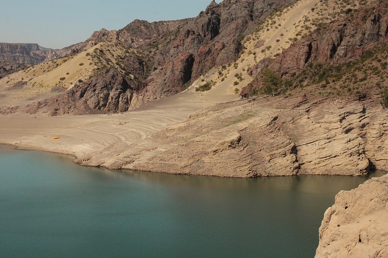 位于Cañon del Atuel的Dique Valle Grande河水库内的景观