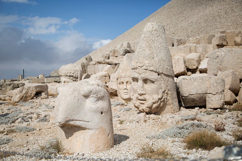 内姆鲁特山，古代王国的雕像