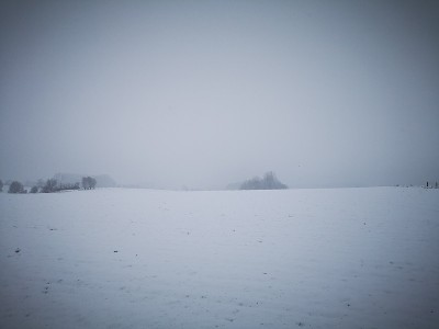 黄昏时的雪景和乡村山丘