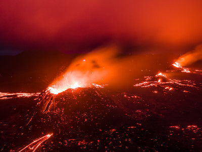 在冰岛法格拉达尔火山喷发的熔岩上飞行，冰岛