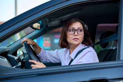 中年美女司机开车