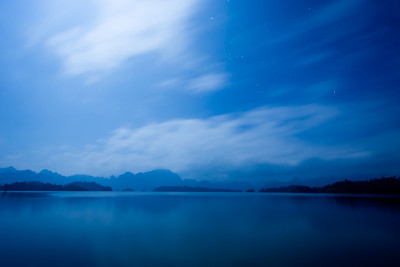 湖在晚上