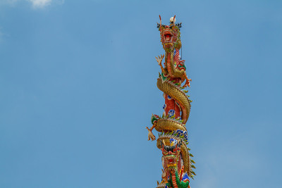 龙在天空中雕像两座塔。