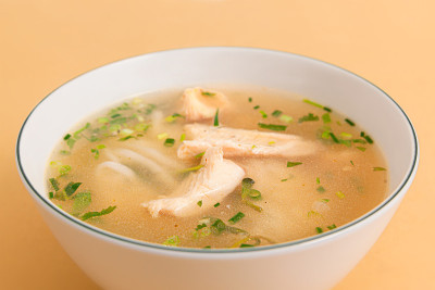 Banh canh ca loc，厚米粉与黑鱼，越南食物孤立在米色背景，近距离