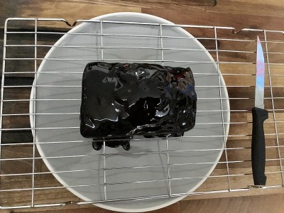 蛋糕放在刀架上冷却