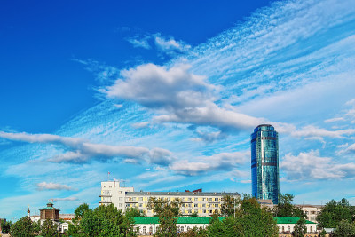 以老建筑为背景的叶卡捷琳堡摩天大楼