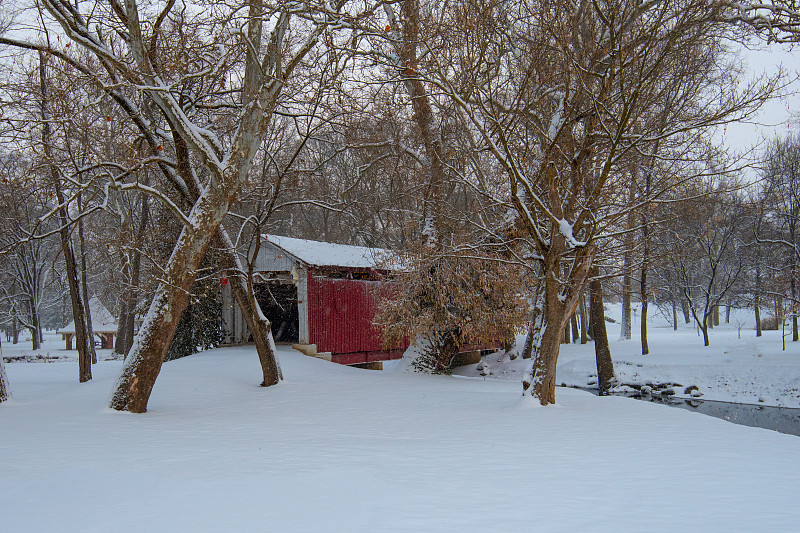 美丽的盖桥在雪霍华德县印第安纳州