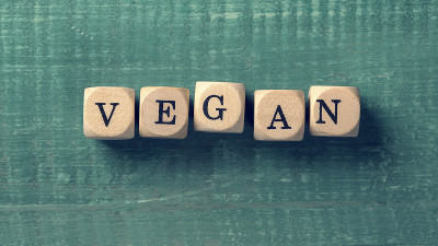 字母立方体和单词vegan。
