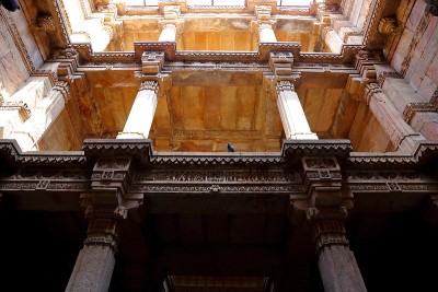 Adalaj stewell是印度古吉拉特邦艾哈迈达巴德附近的Adalaj村的一座印度教建筑。
