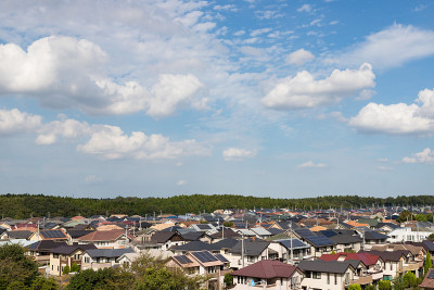 从日本千叶县英宰市牧野原公园的坟堆上看英宰市的城市景观